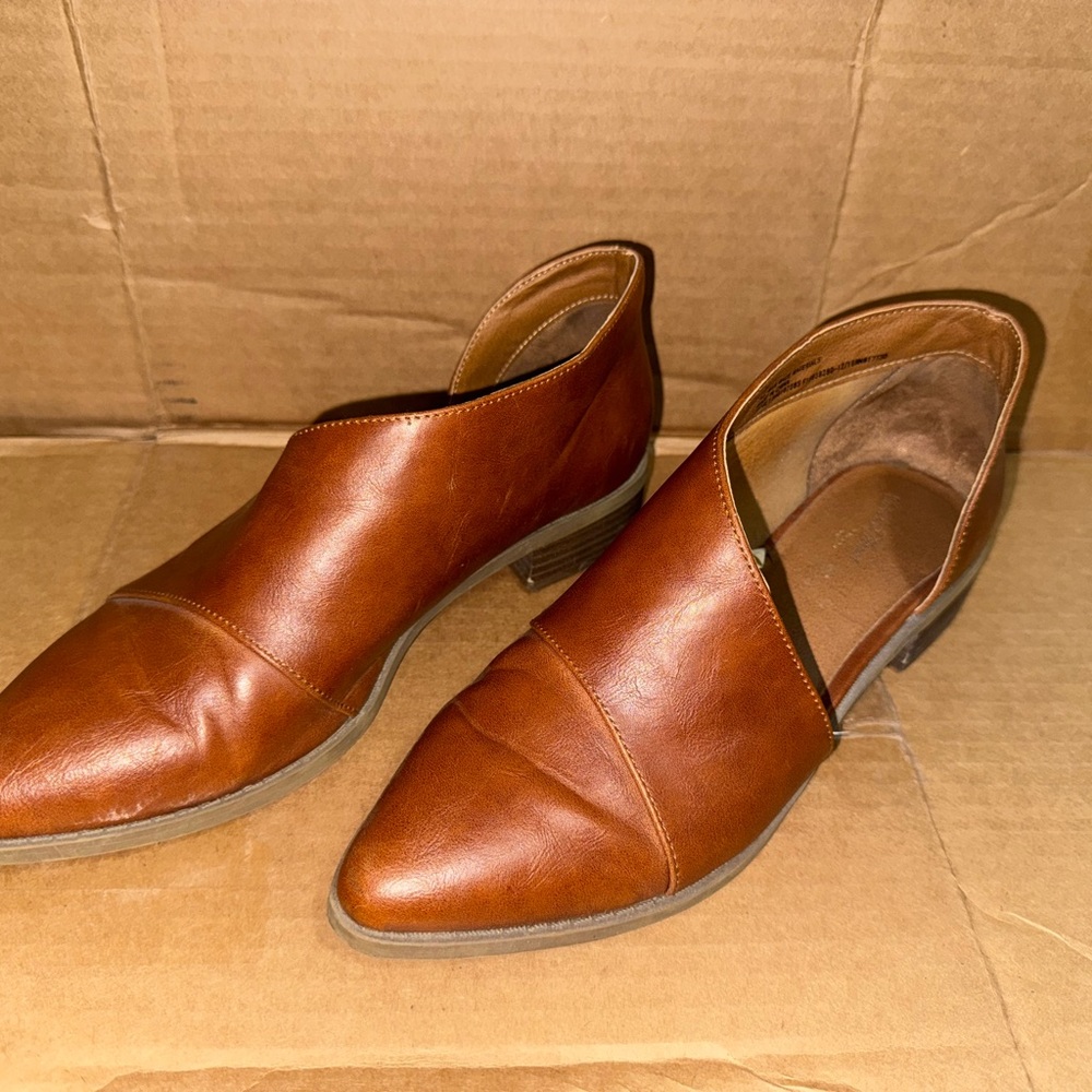 Women’s Universal Thread Leather Shoe